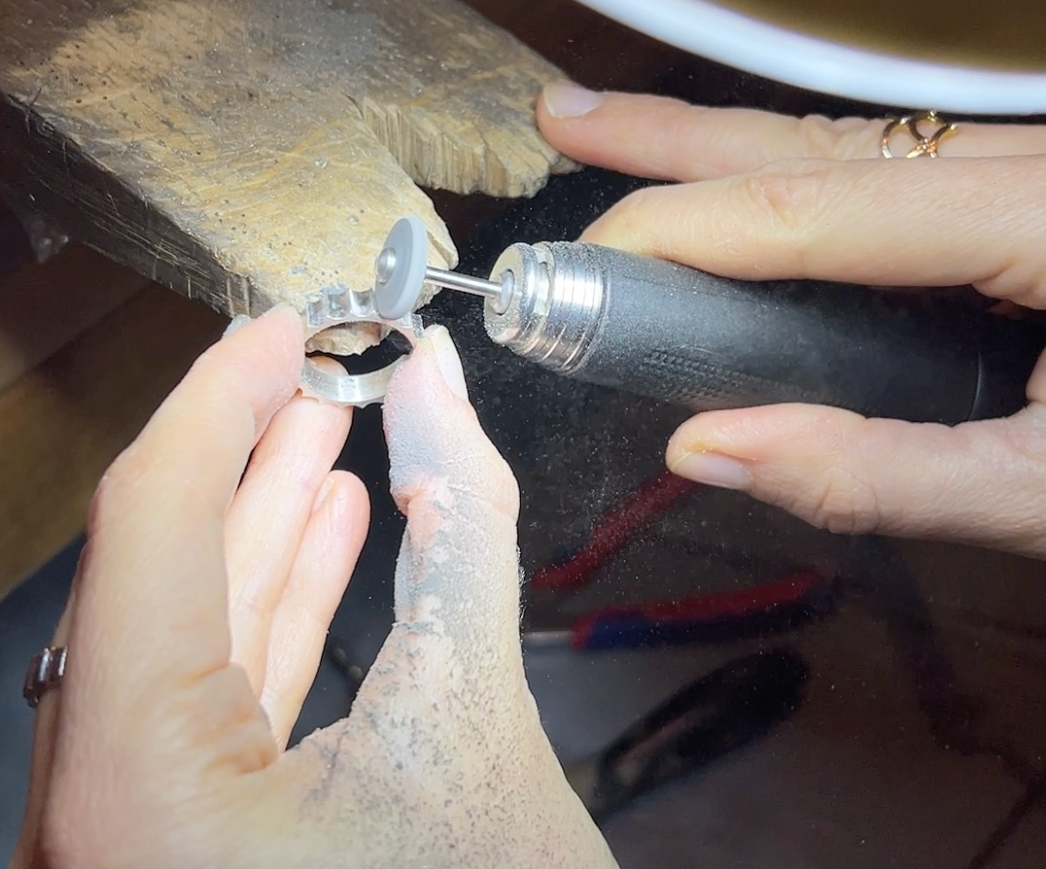 Il valore delle mani nella creazione di un gioiello