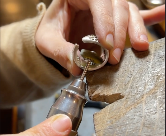 Il valore delle mani nella creazione di un gioiello