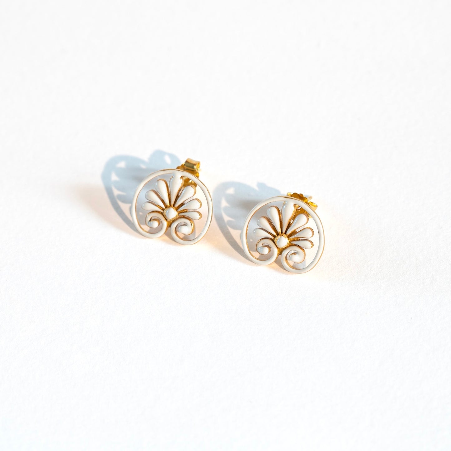 Palmette Earrings White 